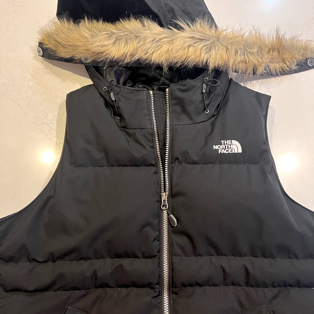Women’s North Face Vest size L, 550 fill with removable fur trim for hood